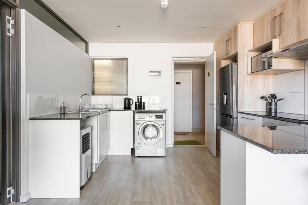 Chic, Central, Family & Group Stay - Stylish 2 Ensuite Bedroom Apartment With Spacious Balcony Le Cap Extérieur photo